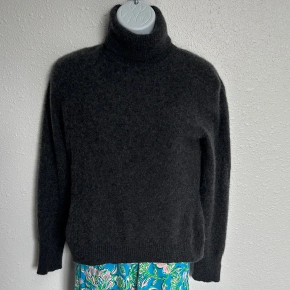 100% Cashmere Charcoal Gray Turtleneck Sweater Size S/M - Picture 1 of 6
